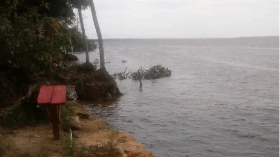 Corpos de dois homens executados a tiros, em decomposição, são encontrados boiando em rio