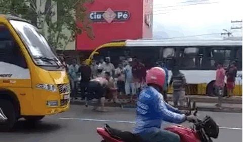 Após acidente, motoqueiro e motorista travam luta corporal e param o trânsito em avenida da zona Leste