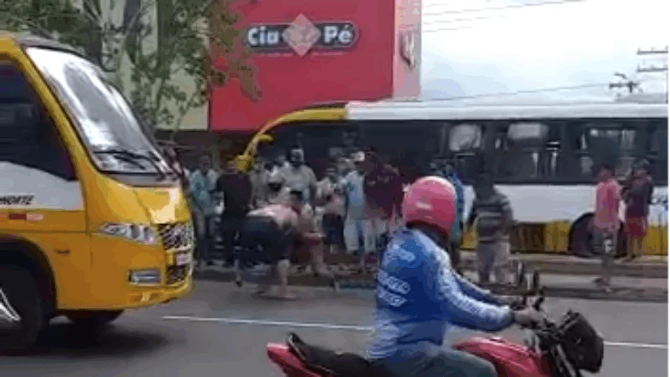 Após acidente, motoqueiro e motorista travam luta corporal e param o trânsito em avenida da zona Leste