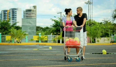 Casais que se conheceram no supermercado em Manaus têm histórias contadas na campanha ‘Casal D & B’