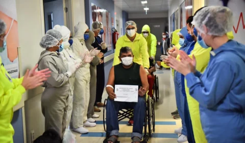Hospital de referência do Estado comemora mais de 800 altas de pacientes graves da Covid-19