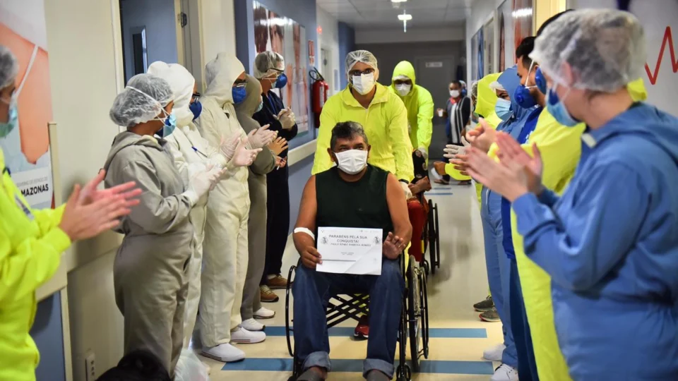 Hospital de referência do Estado comemora mais de 800 altas de pacientes graves da Covid-19