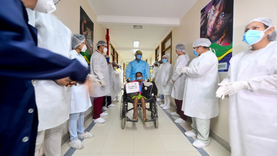 Após 7 dias internada, primeira paciente da Ala Indígena do Hospital de Combate à Covid-19, recebe alta