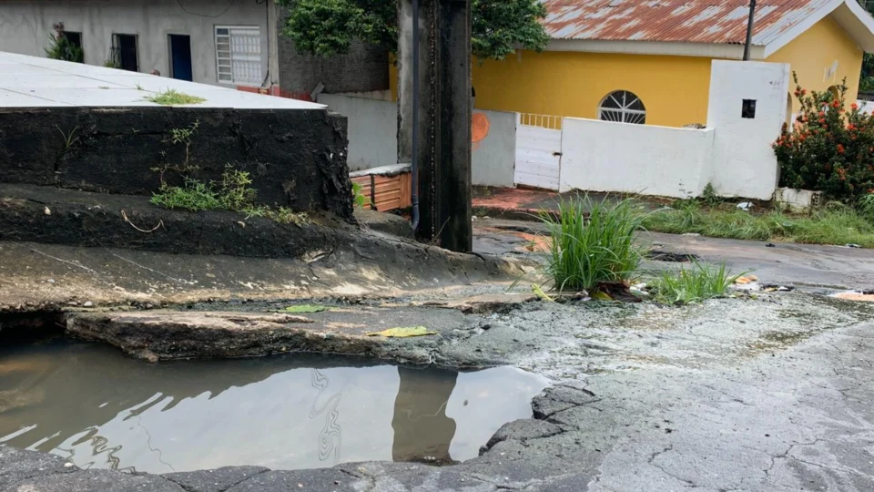 Alagações, buracos e risco de desabamento são denunciados por moradores do São Raimundo