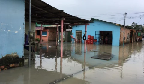 Com chuva e falta de infraestrutura, casas e comércios são alagados no Bairro Flores