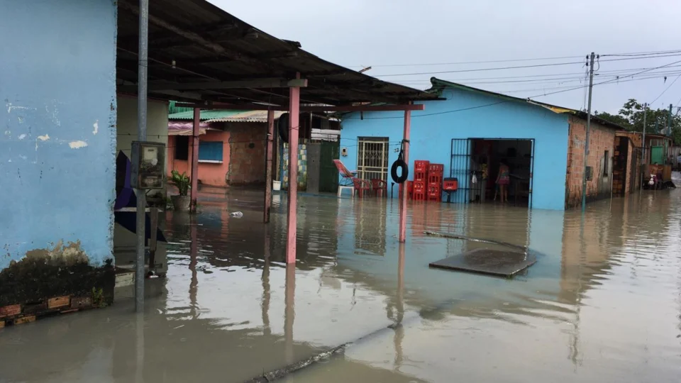 Com chuva e falta de infraestrutura, casas e comércios são alagados no Bairro Flores