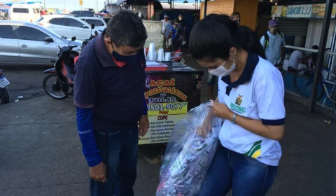 5 mil máscaras de proteção são distribuídas à população em área de feiras e porto, no Centro de Manaus