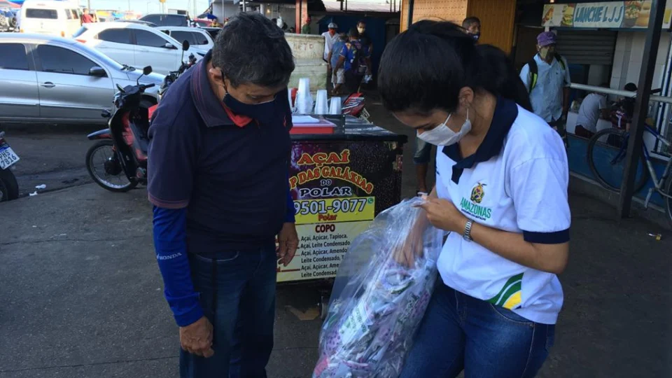 5 mil máscaras de proteção são distribuídas à população em área de feiras e porto, no Centro de Manaus