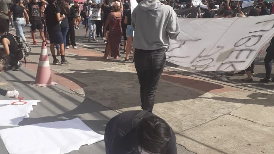 Avenida Djalma Batista é interditada por manifestação pela democracia