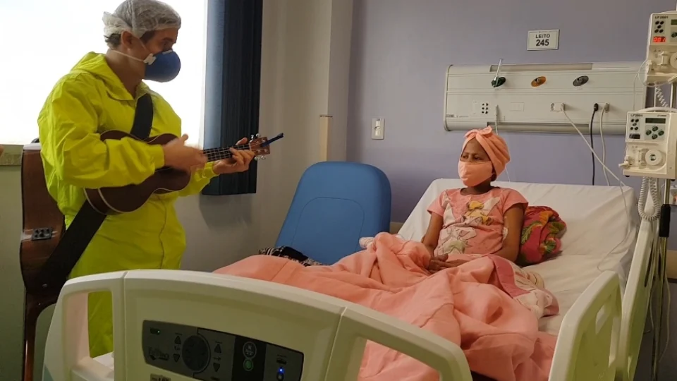 Médicos usam musicoterapia para auxiliar recuperação de pacientes de Covid-19