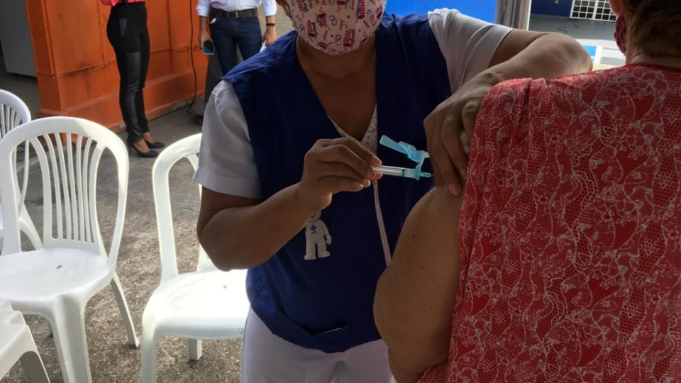 Ação de vacinação de idosos contra Influenza é realizada em Manaus