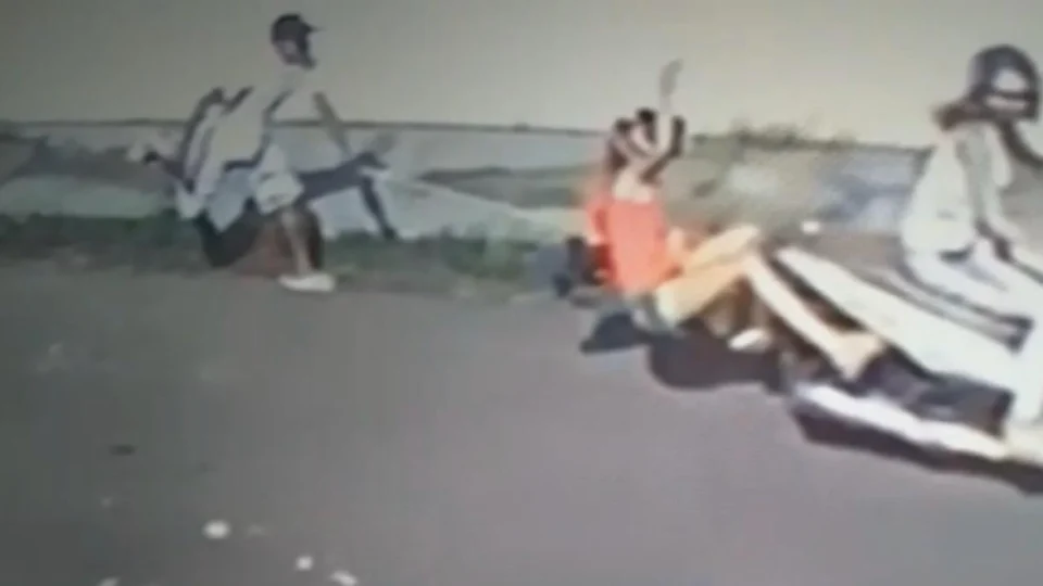 Miss Parintins e amiga são assaltadas violentamente por dupla armada com faca