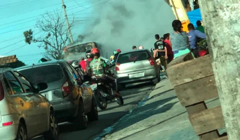 Ônibus pega fogo e fica destruído em avenida na Zona Leste de Manaus