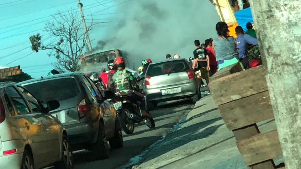 Ônibus pega fogo e fica destruído em avenida na Zona Leste de Manaus