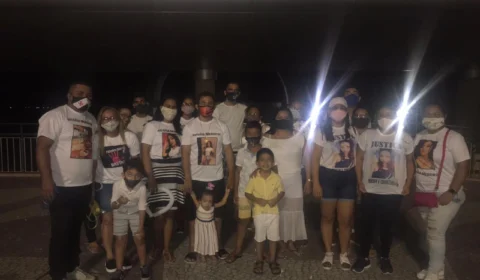 Familiares de Heloísa Medeiros fazem passeata em homenagem a vítimas de feminicídio e pedem justiça, na Ponta Negra