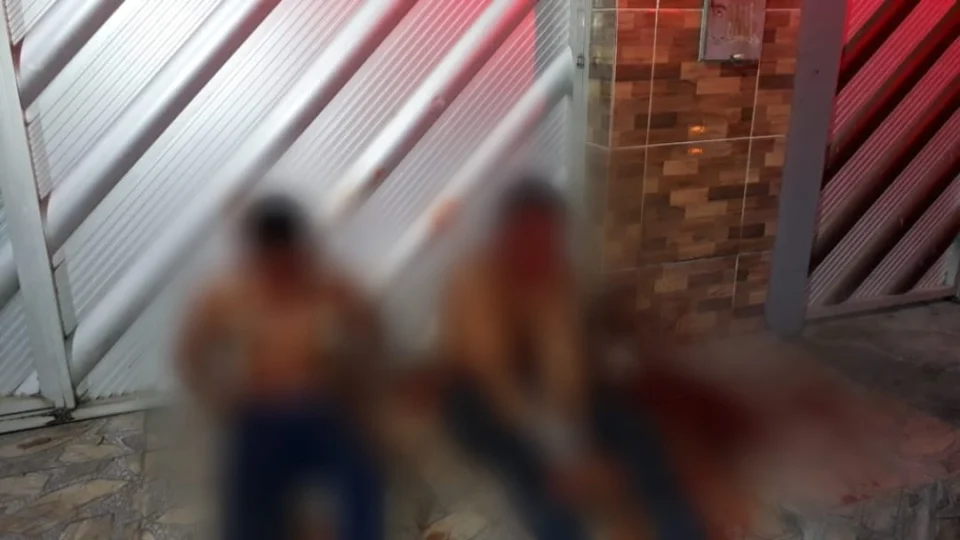 Vídeo: Dupla tenta roubar celular mas é espancada pela população