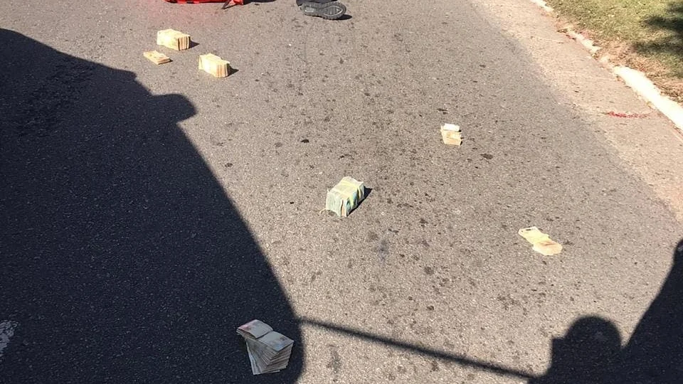 Assaltante é baleado pela polícia após roubar e tentar fugir com R$ 150 mil em bolsa térmica, em São Paulo;  veja vídeo