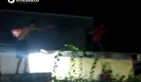 Veja vídeo: assaltantes tentam fugir da população por telhado de casas mas são capturados e espancados no São José 1