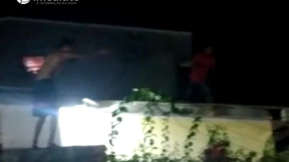 Veja vídeo: assaltantes tentam fugir da população por telhado de casas mas são capturados e espancados no São José 1