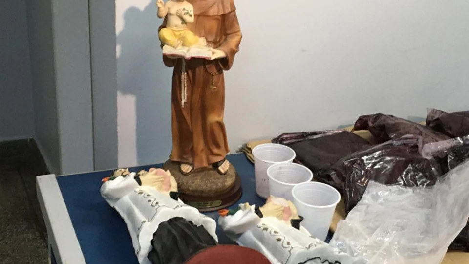 Traficantes internacionais usavam imagens de santos para transportar cocaína para diversos países