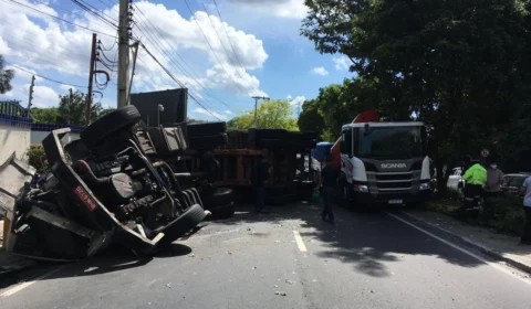 Motorista tomba carreta durante curva por conta de ‘nivelamento ruim’ na Av. Efigênio Sales