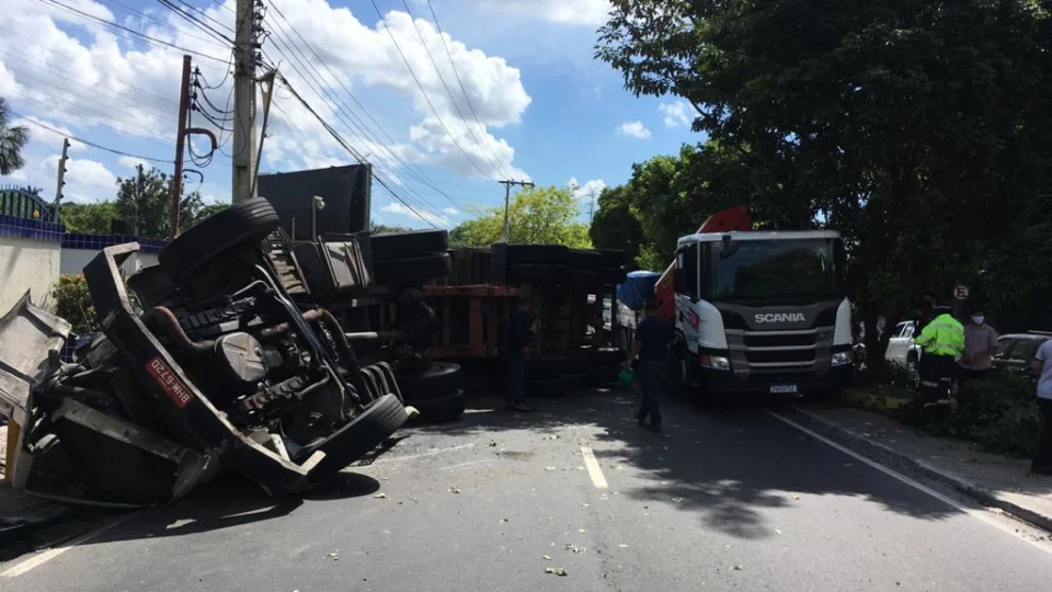 Motorista tomba carreta durante curva por conta de ‘nivelamento ruim’ na Av. Efigênio Sales