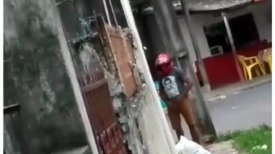 Tarado é flagrado se masturbando na frente de meninas em rua do bairro São Francisco