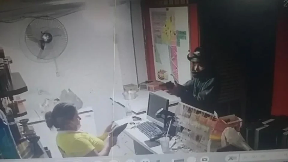 Vídeo mostra comerciante sendo assassinada após tentar reagir a assalto