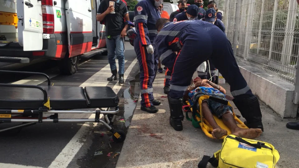 Criminoso é baleado ao ser surpreendido por popular armado durante tentativa de assalto