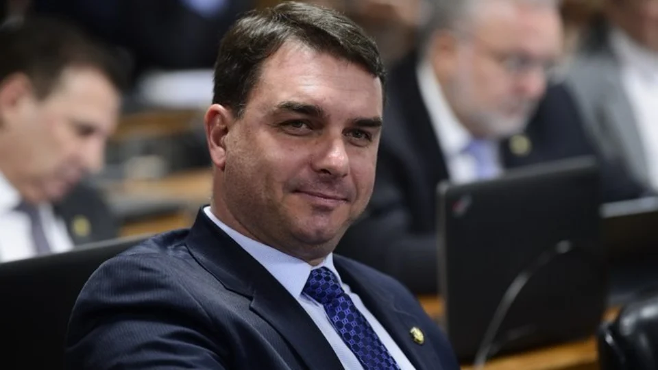 Senador Flávio Bolsonaro diz ser vítima de perseguição política