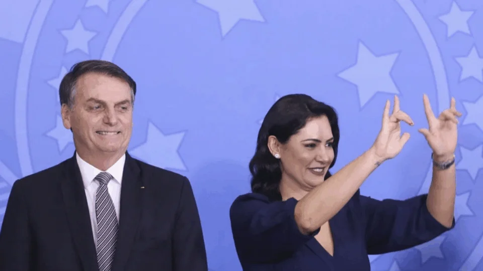 Michelle Bolsonaro dará aulas de libras em seu Instagram