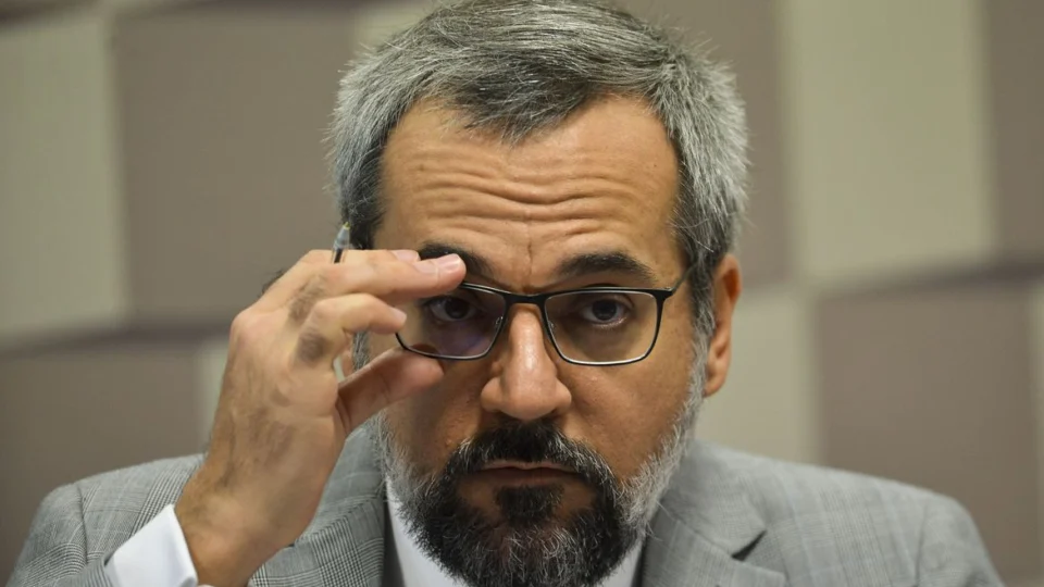 Após anunciar que sairia do país, Weintraub já está nos EUA, diz irmão