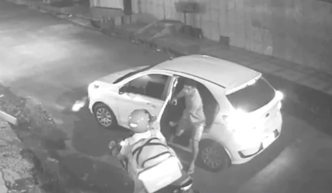 Motoboy é assaltado durante entrega em rua deserta; bandido levou bolsa térmica e deixou moto