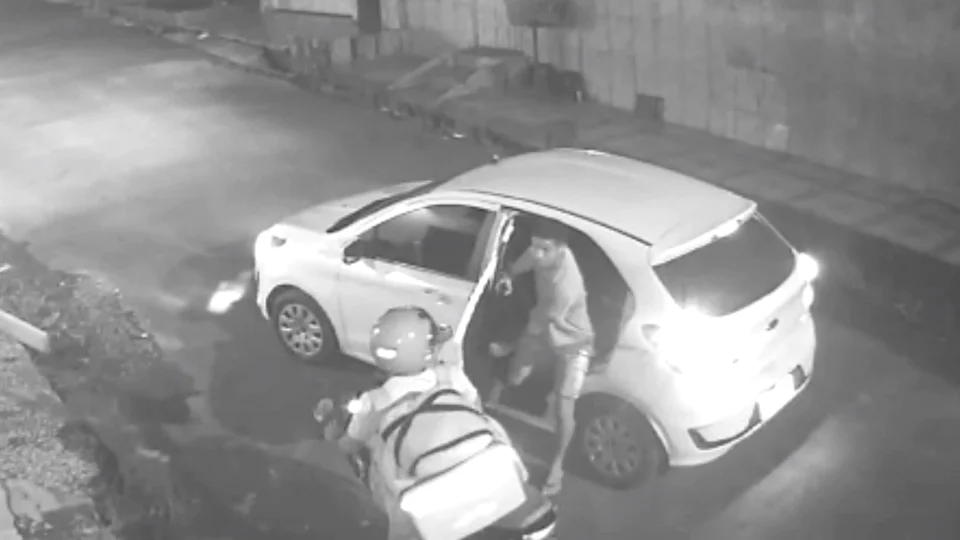 Motoboy é assaltado durante entrega em rua deserta; bandido levou bolsa térmica e deixou moto