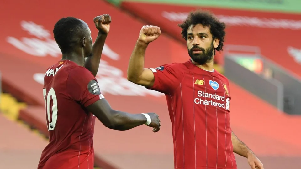 Liverpool goleia e fica perto de ser campeão inglês, depois de 30 anos