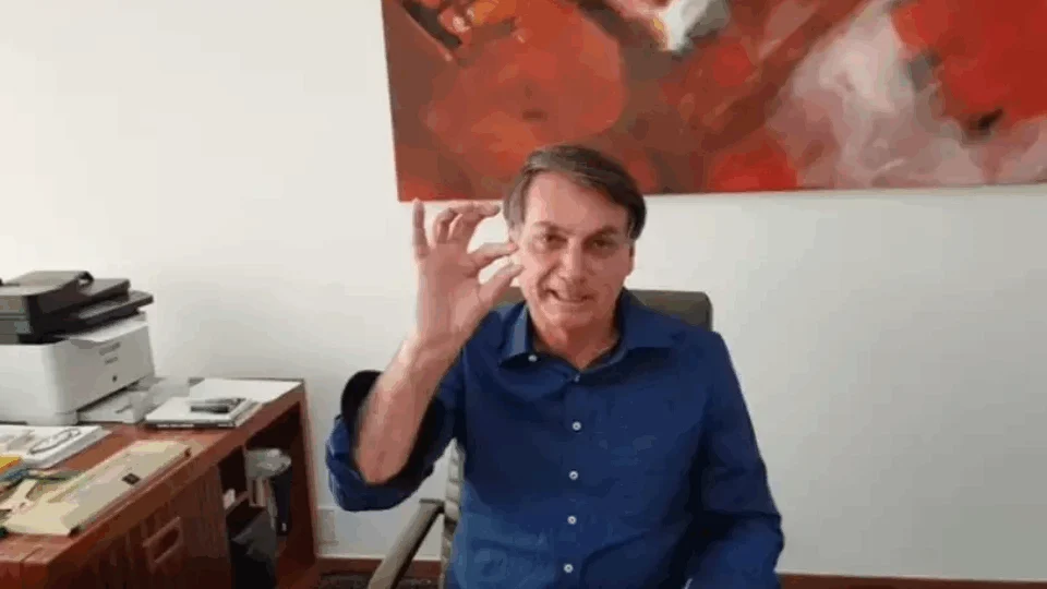 Em vídeo, Bolsonaro toma hidroxicloroquina e diz que confia na medicação