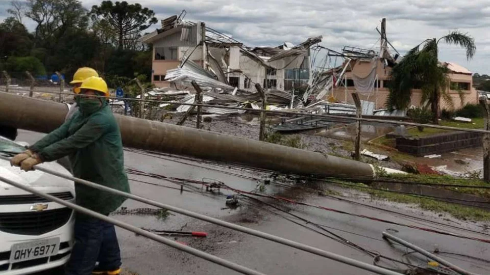 Ciclone bomba mata dez pessoas e deixa rastro de destruição no Sul do País