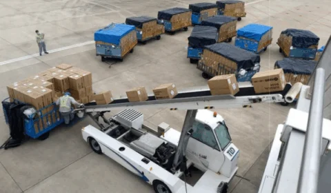 Covid-19: voo com carga de máscaras cirúrgicas chega ao Brasil