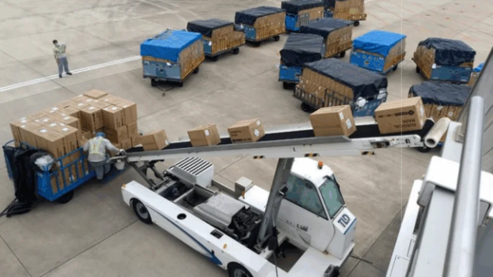 Covid-19: voo com carga de máscaras cirúrgicas chega ao Brasil