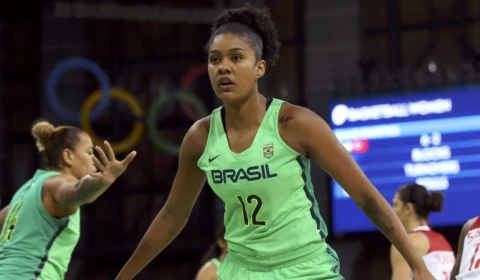 Única brasileira no basquete dos EUA relata volta à quadra em “bolha”