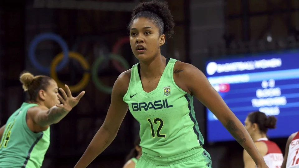 Única brasileira no basquete dos EUA relata volta à quadra em “bolha”