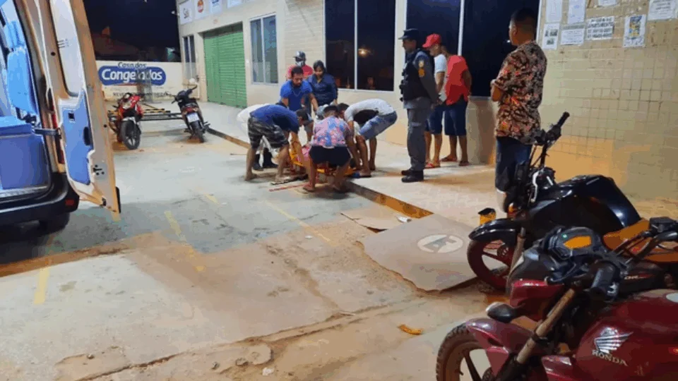 Policiais ajudam adolescente de 15 anos em trabalho de parto em frente a supermercado, em Tabatinga