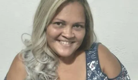 Familiares buscam por mulher desaparecida em frente à própria casa no último sábado (25/7)