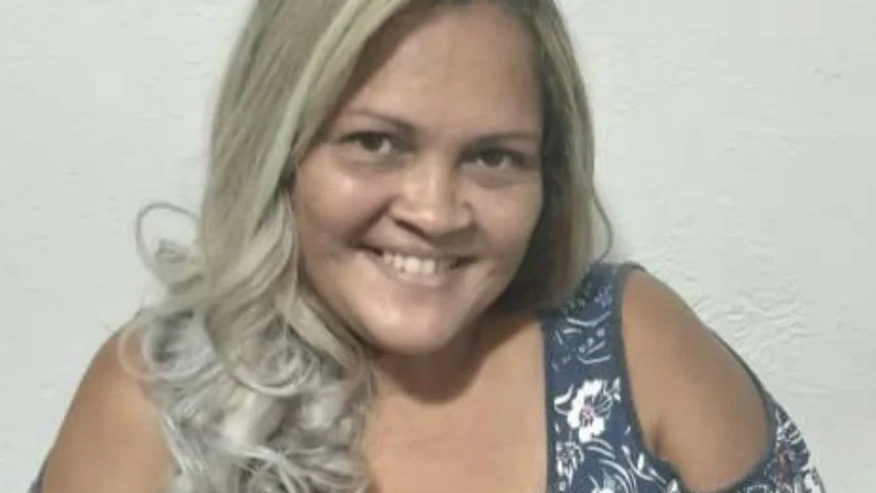 Familiares buscam por mulher desaparecida em frente à própria casa no último sábado (25/7)