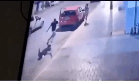 Vídeo mostra homem sendo executado na presença de mulher e criança