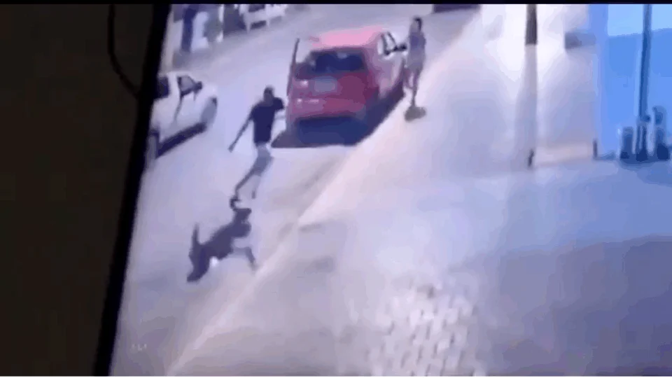 Vídeo mostra homem sendo executado na presença de mulher e criança