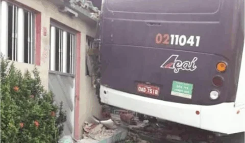 Ônibus perde força e destrói parte de casa ao tentar subir ladeira em rua do Alfredo Nascimento