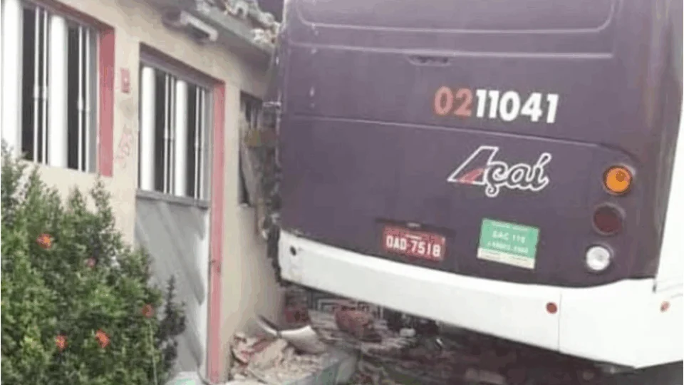 Ônibus perde força e destrói parte de casa ao tentar subir ladeira em rua do Alfredo Nascimento