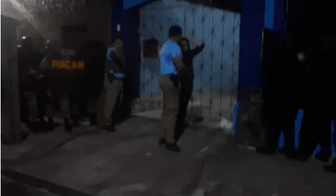 Vídeo mostra um dos reféns sendo liberado após assalto na Praça 14