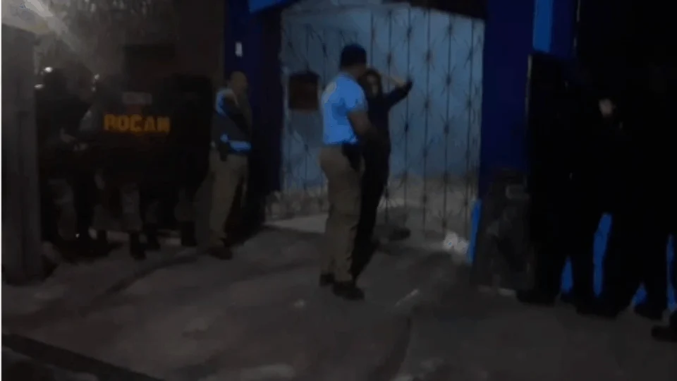 Vídeo mostra um dos reféns sendo liberado após assalto na Praça 14